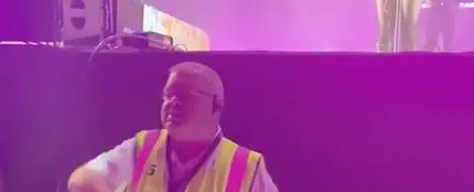 Un guardia de seguridad roba el show en el concierto de Anne-Marie con unos atrevidos pasos de baile Un guardia de seguridad roba el show en el concierto de Anne-Marie con unos atrevidos pasos de baile