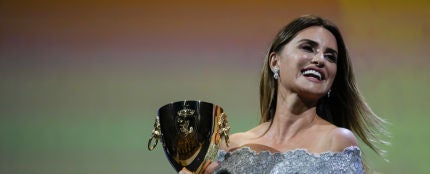 Penélope Cruz recuerda a Pilar Bardem tras ganar la Copa Volpi del Festival de Venecia: &quot;Esto va por todas las madres&quot;