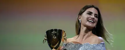 Penélope Cruz recuerda a Pilar Bardem tras ganar la Copa Volpi del Festival de Venecia: "Esto va por todas las madres" Penélope Cruz recuerda a Pilar Bardem tras ganar la Copa Volpi del Festival de Venecia: "Esto va por todas las madres"
