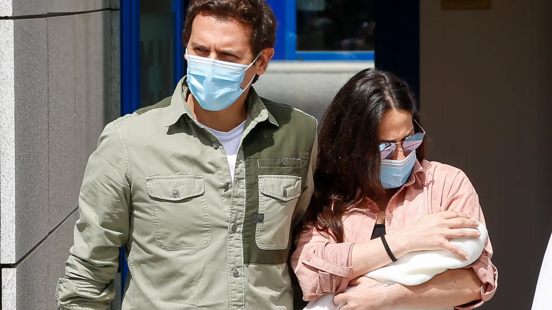 Albert Rivera y Malú presenta a su hija Lucía en la puerta del hospital