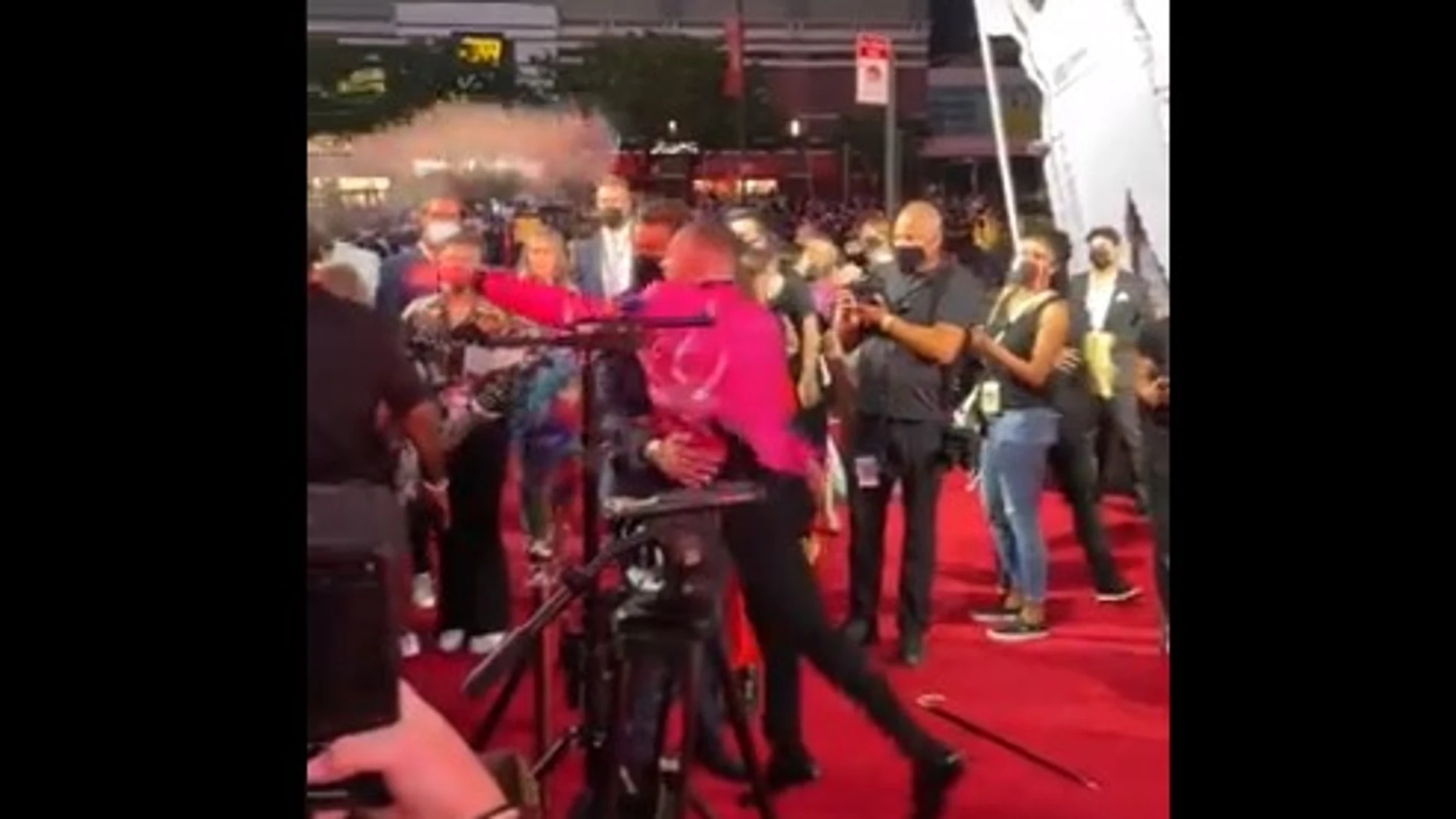 Conor McGregor y Machine Gun Kelly, a punto de llegar a las manos en los MTV VMA's: ¿qué pasó realmente?