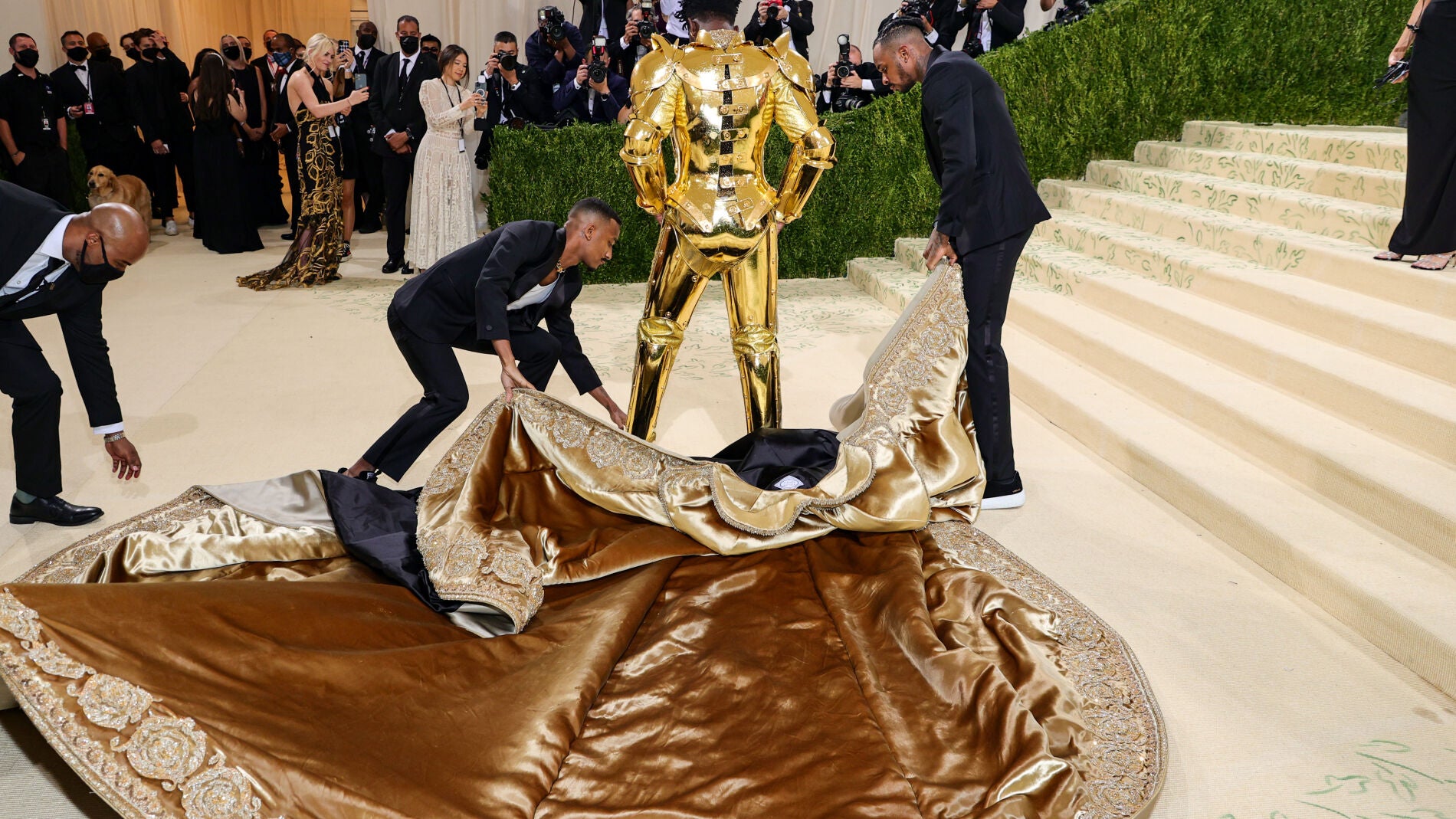 Lil Nas X se saca la primera capa al lelgar a la MET gala