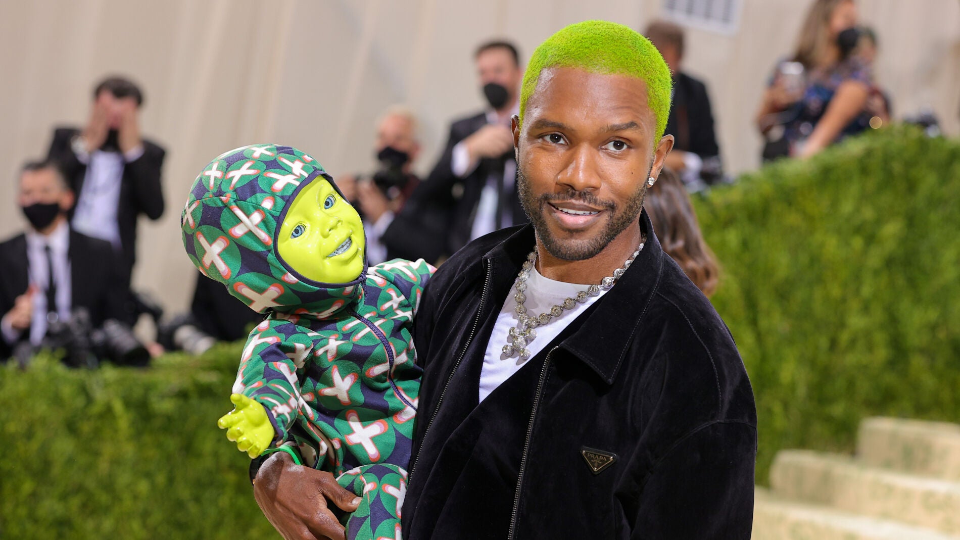 Frank Ocean, de Prada, con muñeco robot a juego