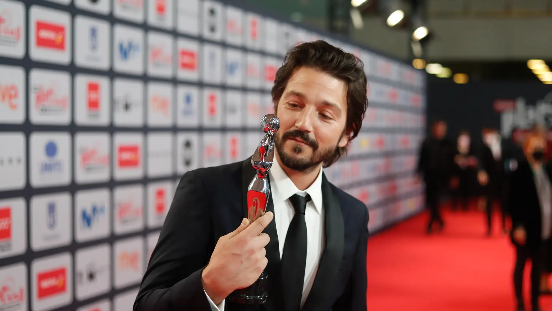 El discurso de Diego Luna en los premios Platino: "Nos toca a todos, a todas, a todes" El discurso de Diego Luna en los premios Platino: "Nos toca a todos, a todas, a todes"