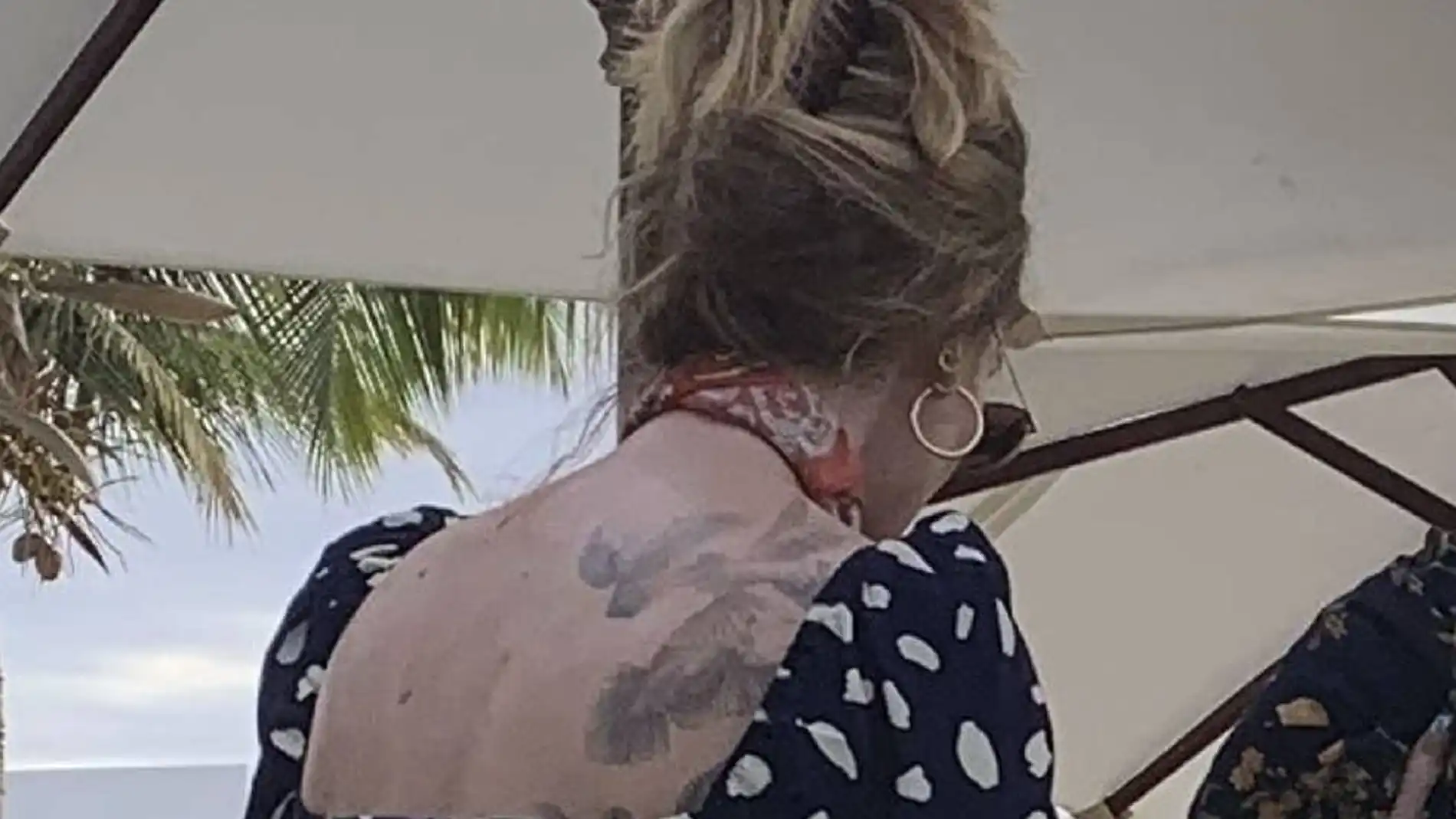 Adele muestra su tatuaje más oculto durante el cumpleaños de Drake.