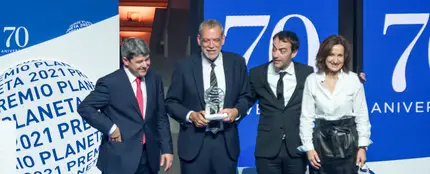 Antonio Mercero, Jorge Díaz y Agustín Martínez (Carmen Mola) junto a Paloma Sánchez-Garnica. Antonio Mercero, Jorge Díaz y Agustín Martínez (Carmen Mola) junto a Paloma Sánchez-Garnica.