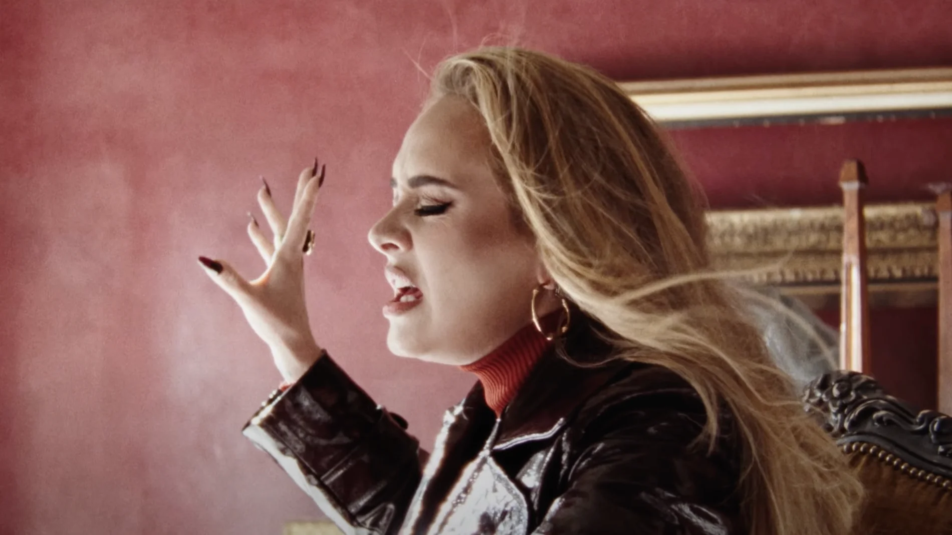 Adele en el videoclip de 'Easy On Me'.