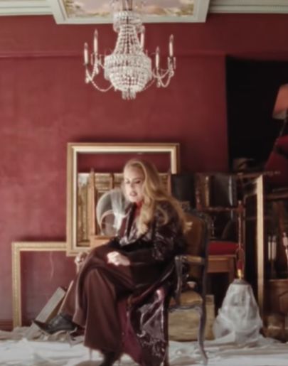 Adele vaciando su casa en 'Easy on Me' Adele vaciando su casa en 'Easy on Me'
