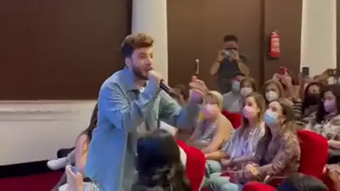 Blas Cantó recupera el contacto con el público al cantar 'Complicado' Blas Cantó recupera el contacto con el público al cantar 'Complicado'