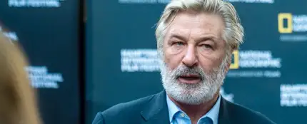Alec Baldwin dispara una pistola durante un rodaje y mata a la directora de fotografía Alec Baldwin dispara una pistola durante un rodaje y mata a la directora de fotografía