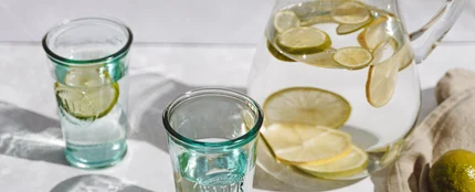 ¿Sirve de algo beber agua tibia con limón al levantarse? ¿Sirve de algo beber agua tibia con limón al levantarse?