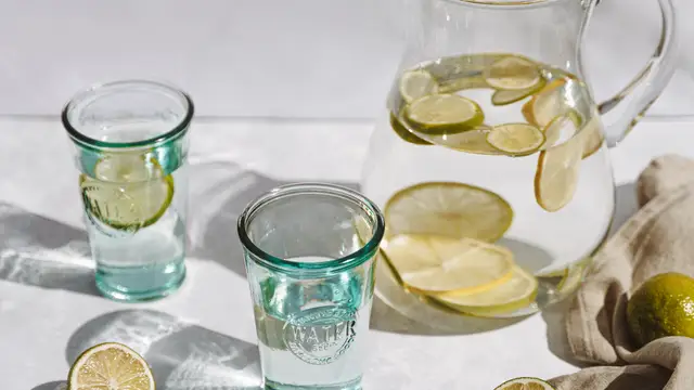 ¿Sirve de algo beber agua tibia con limón al levantarse?
