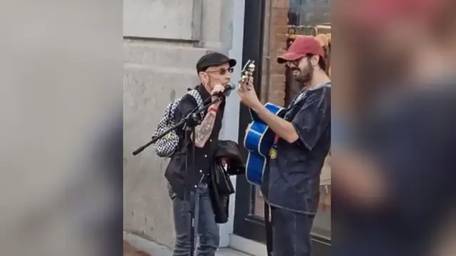 MaFito Cabrales se une a un músico callejero que cantanba 'Soldadito Marinero'