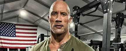 Dwayne Johnson revela por qué orina en botellas de plástico en sus entrenamientos Dwayne Johnson revela por qué orina en botellas de plástico en sus entrenamientos