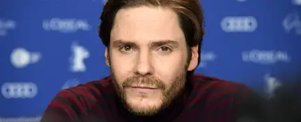 Daniel Brühl, de cerca: Su bar de tapas en Berlín, su mujer y su hijo, y el día que sufrió la crisis del pepino Daniel Brühl, de cerca: Su bar de tapas en Berlín, su mujer y su hijo, y el día que sufrió la crisis del pepino
