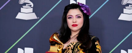 Úteros y vaginas: el detalle del vestido de Mon Laferte en los Latin Grammy
