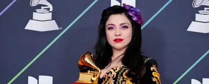 Úteros y vaginas: el detalle del vestido de Mon Laferte en los Latin Grammy Úteros y vaginas: el detalle del vestido de Mon Laferte en los Latin Grammy