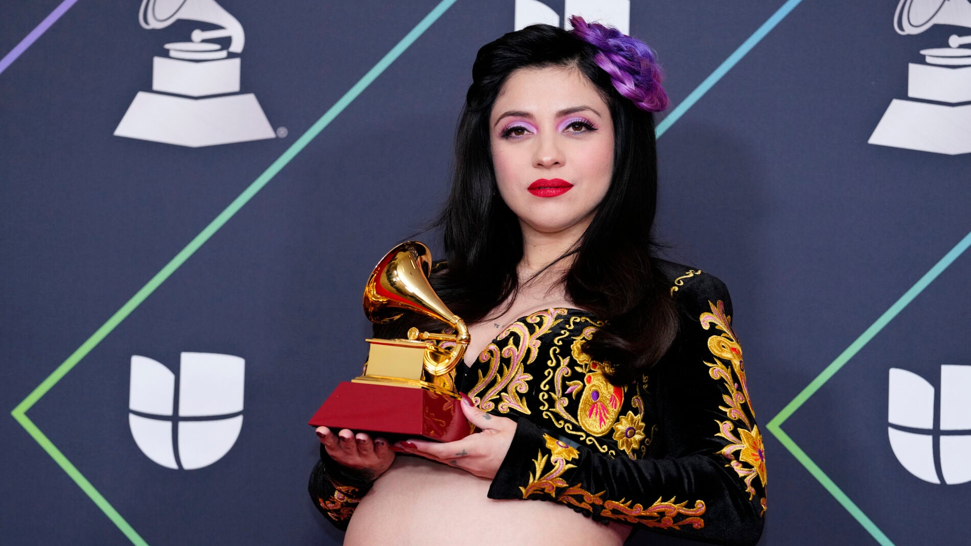 Úteros y vaginas el detalle del vestido de Mon Laferte en los Latin Grammy Europa FM