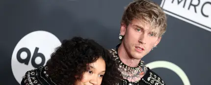 Machine Gun Kelly se lleva una acompañante muy especial a los American Music Awards Machine Gun Kelly se lleva una acompañante muy especial a los American Music Awards