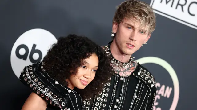 Machine Gun Kelly se lleva una acompañante muy especial a los American Music Awards