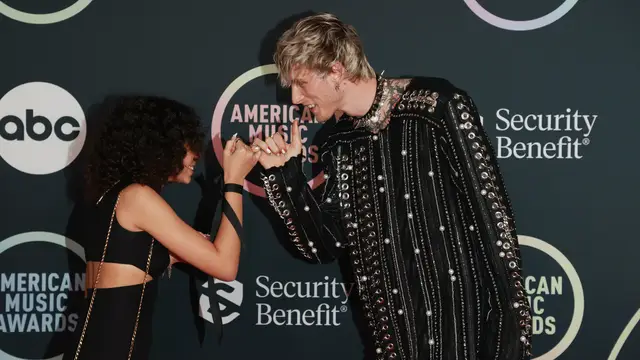Machine Gun Kelly y Casie Colson Baker en los AMAS 2021