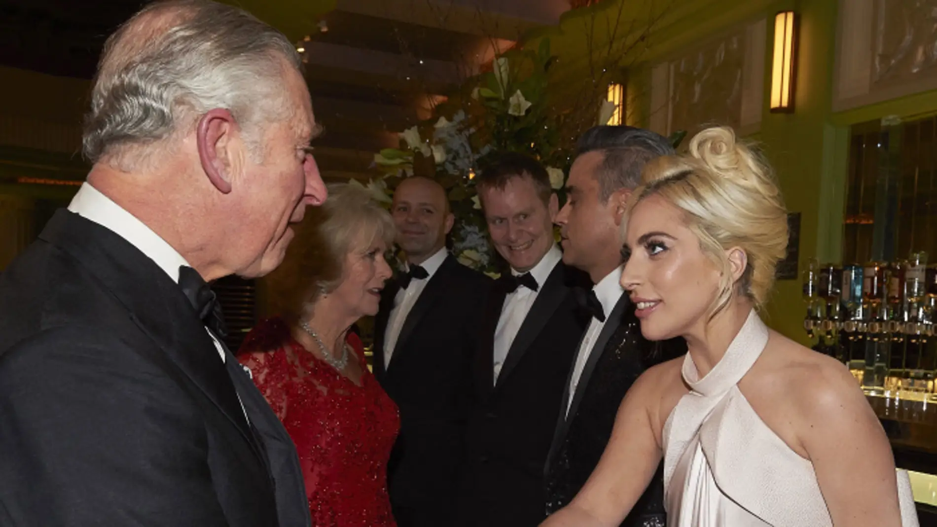 Lady Gaga oculta sus tatuajes durante un encuentro real con el Príncipe Carlos.