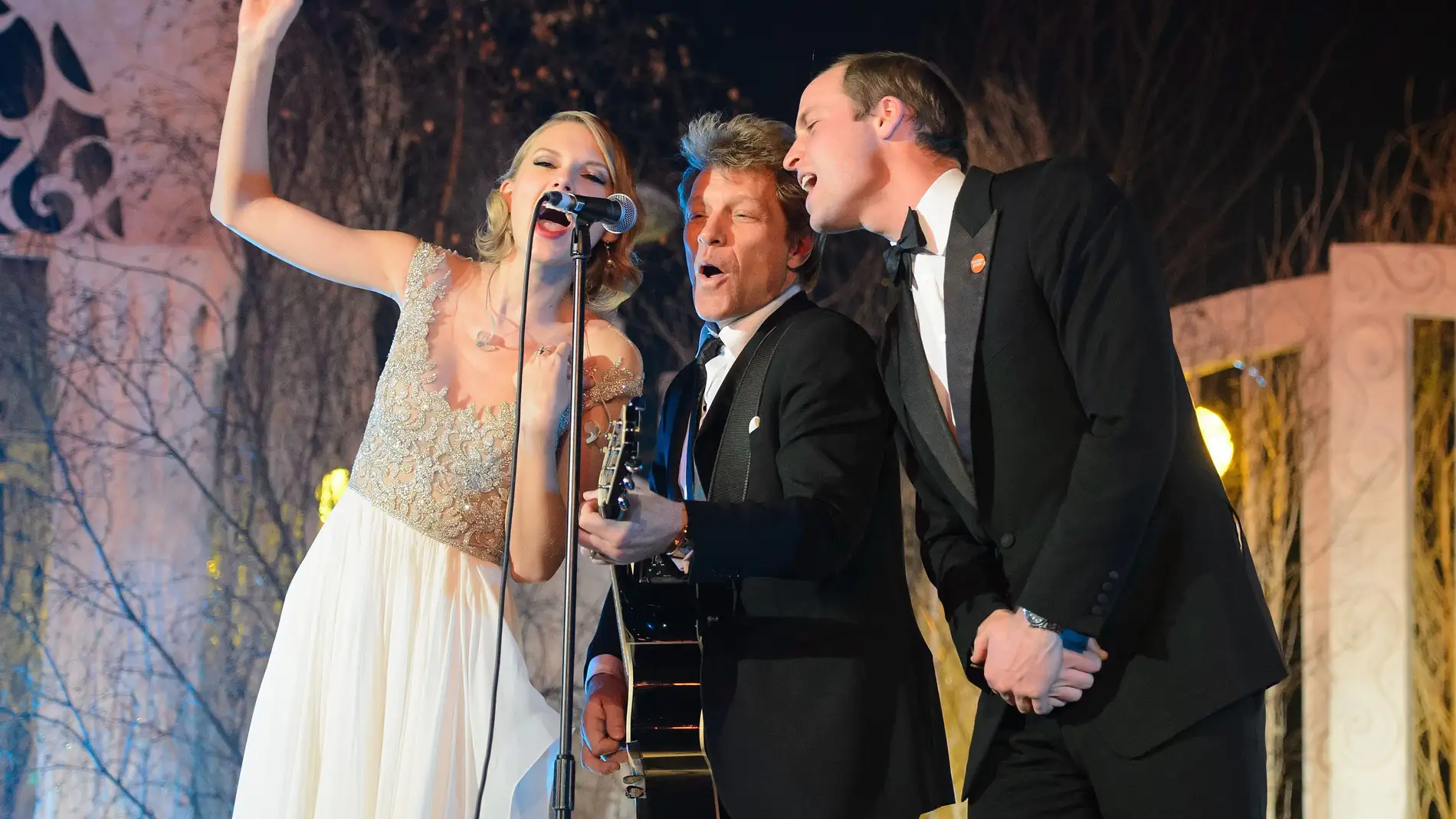 El príncipe Guillermo dando el do de pecho con Taylor Swift y Bon Jovi