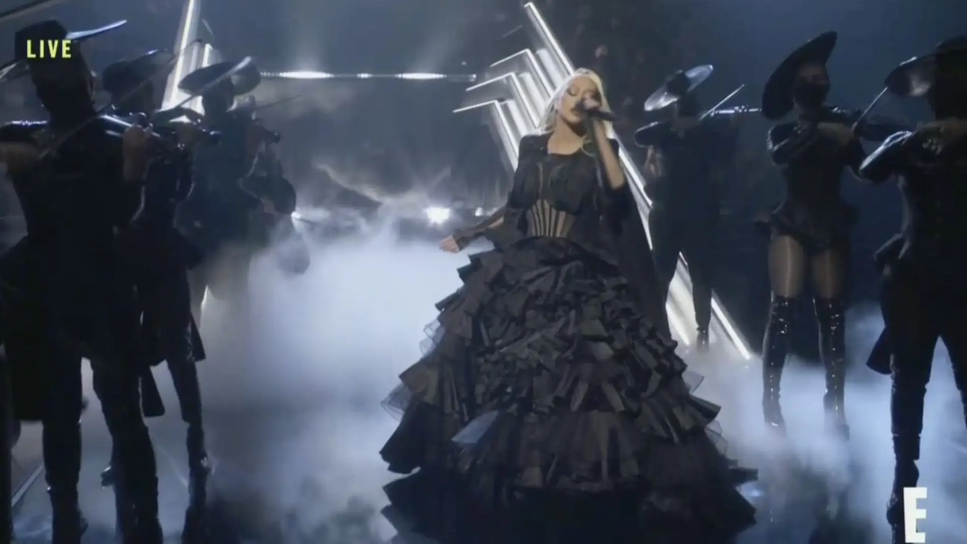 La espectacular actuación de Christina Aguilera en los People&#39;s Choice Awards: tres looks y cuatro canciones