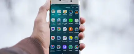 Un hombre usando un teléfono móvil Un hombre usando un teléfono móvil