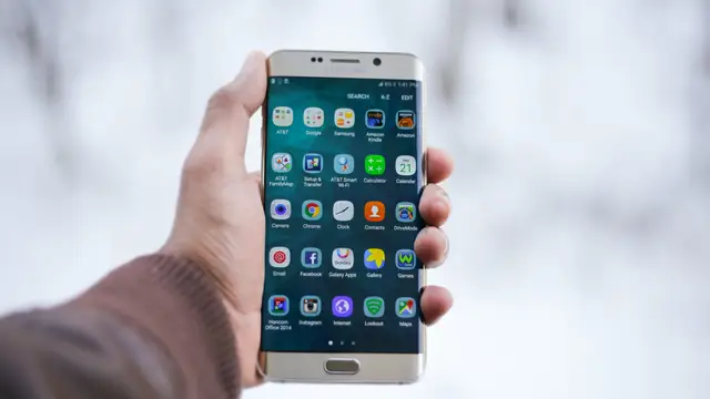 Un hombre usando un teléfono móvil