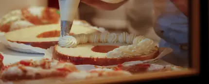 Roscón de reyes relleno de nata Roscón de reyes relleno de nata