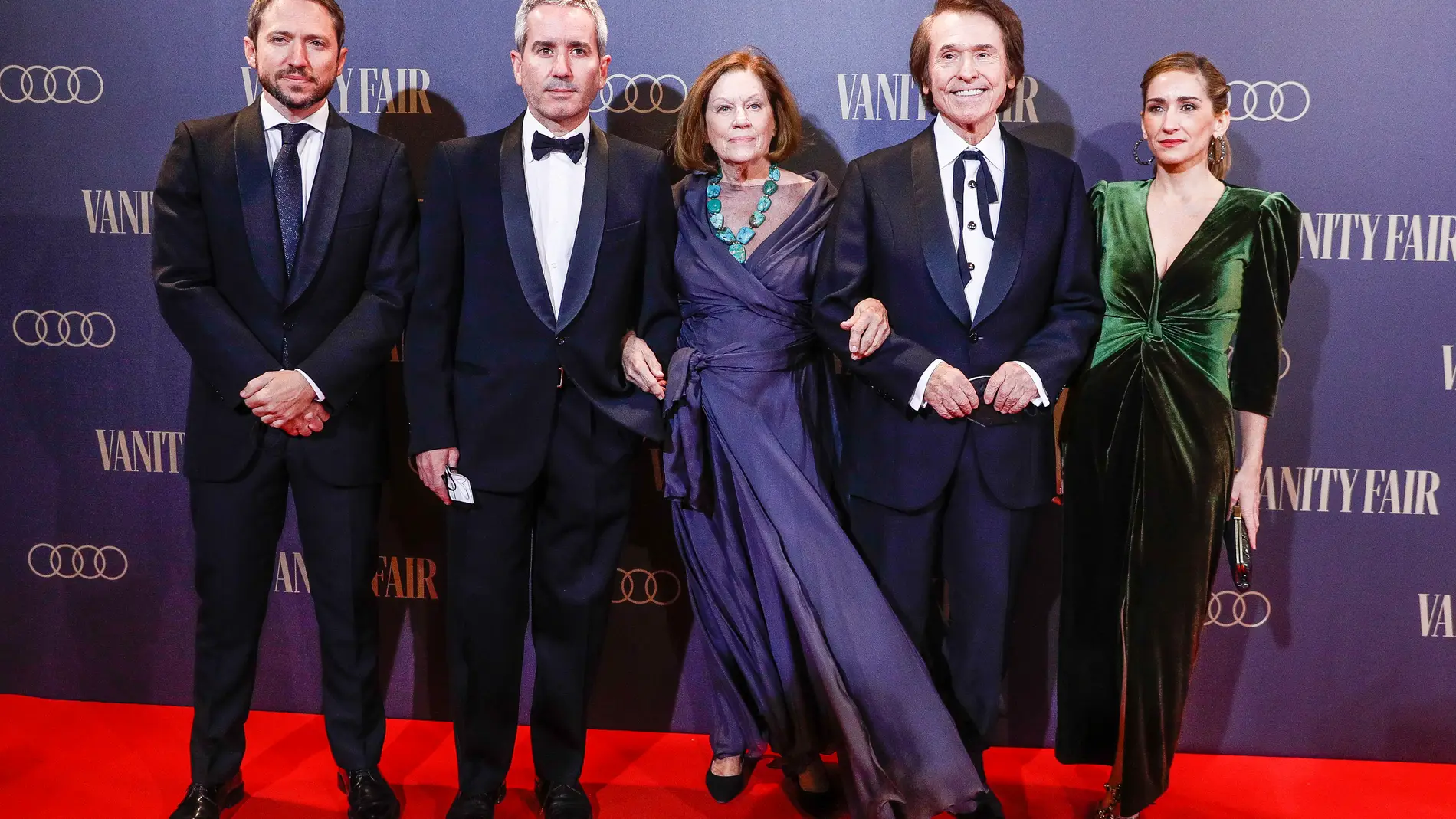 Raphael y Natalia Figueroa con sus hijos Manuel, Jacobo y Alejandra Raphael y Natalia Figueroa con sus hijos Manuel, Jacobo y Alejandra