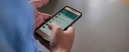 Imagen de archivo de una persona conversando por WhatsApp Imagen de archivo de una persona conversando por WhatsApp