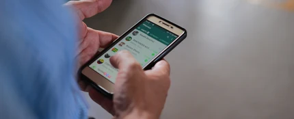 Imagen de archivo de una persona conversando por WhatsApp Imagen de archivo de una persona conversando por WhatsApp