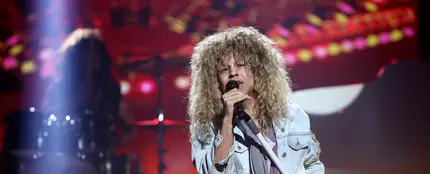 Agoney imita a Bon Jovi en Tu cara me suena. Agoney imita a Bon Jovi en Tu cara me suena.