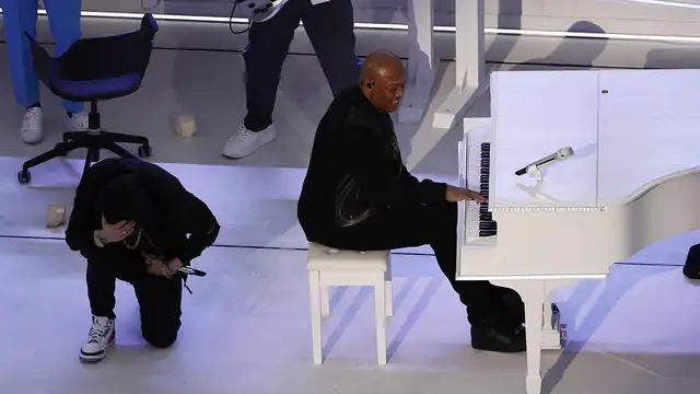 El significativo gesto de Eminem en la Super Bowl: por qué se arrodilló tras cantar 'Lose yourself'