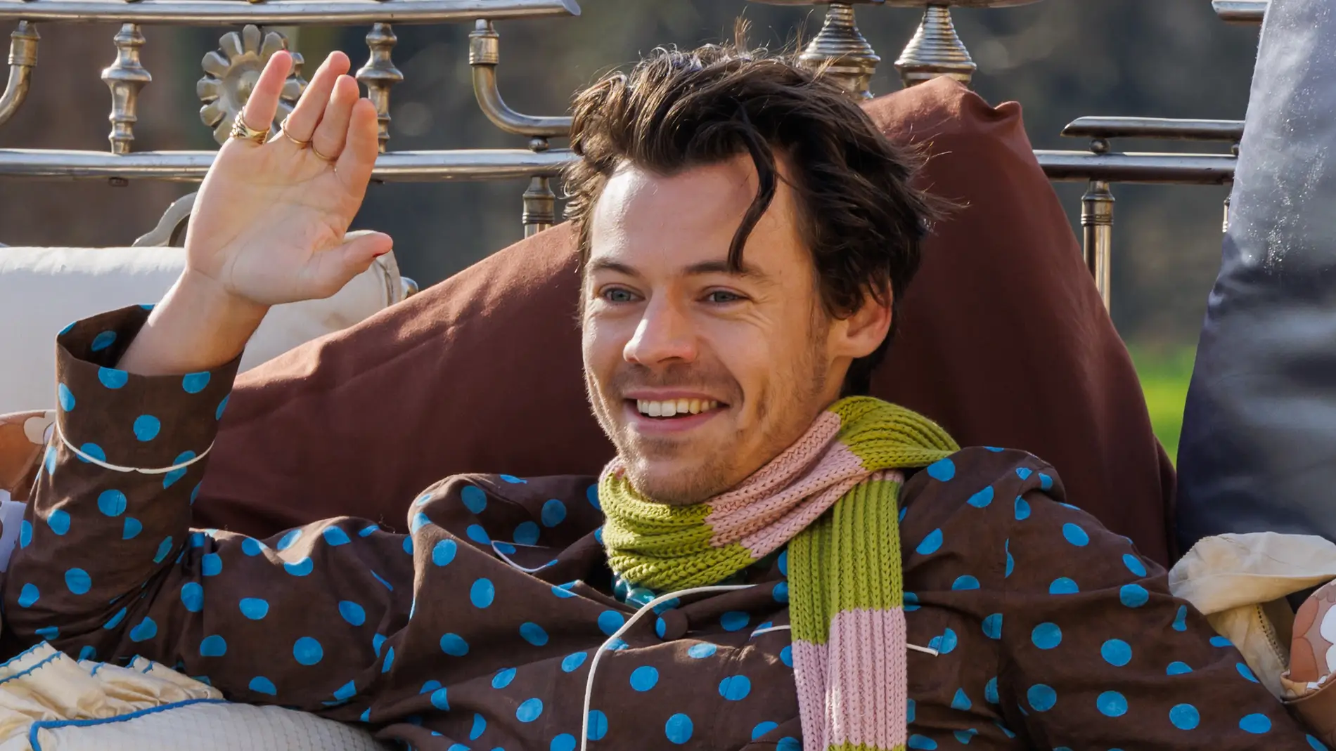 Harry Styles vestido con pijama de colores en Londres
