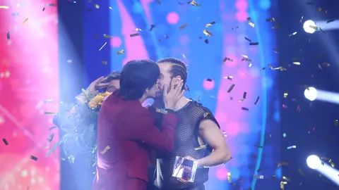 La romántica celebración de Agoney tras coronarse como ganador de la Gran Final de 'Tu cara me suena' La romántica celebración de Agoney tras coronarse como ganador de la Gran Final de 'Tu cara me suena'