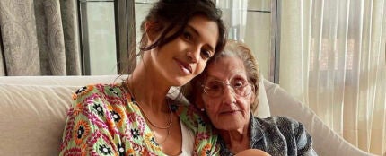 La periodista Sara Carbonero y su abuela