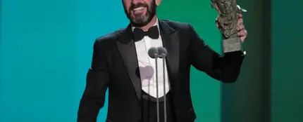 Arturo Valls, en la gala de los Goya 2022 con el premio por 'Totem Loba' Arturo Valls, en la gala de los Goya 2022 con el premio por 'Totem Loba'