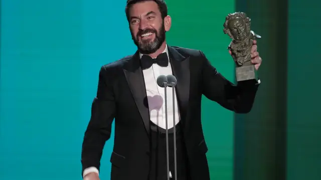 Arturo Valls, en la gala de los Goya 2022 con el premio por 'Totem Loba'