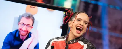 Rosalía confiesa la razón por la que lleva una mariposa en los dientes Rosalía confiesa la razón por la que lleva una mariposa en los dientes