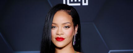 La cantante Rihanna luce su embarazo 