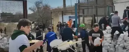 Ciudadanos ucranianos preparando su defensa a ritmo de Bon Jovi Ciudadanos ucranianos preparando su defensa a ritmo de Bon Jovi