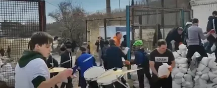 Ciudadanos ucranianos preparando su defensa a ritmo de Bon Jovi Ciudadanos ucranianos preparando su defensa a ritmo de Bon Jovi