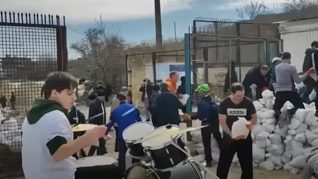 Ciudadanos ucranianos preparando su defensa a ritmo de Bon Jovi
