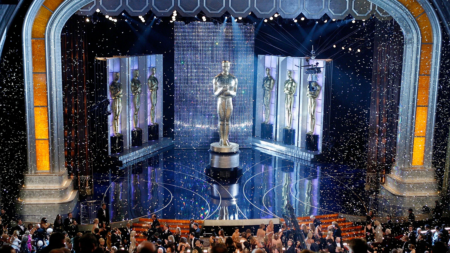 La estatuilla gigante de los Oscar sobre el escenario del Teatro Dolby