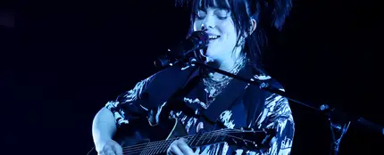 Billie EIlish durante una actuación Billie EIlish durante una actuación