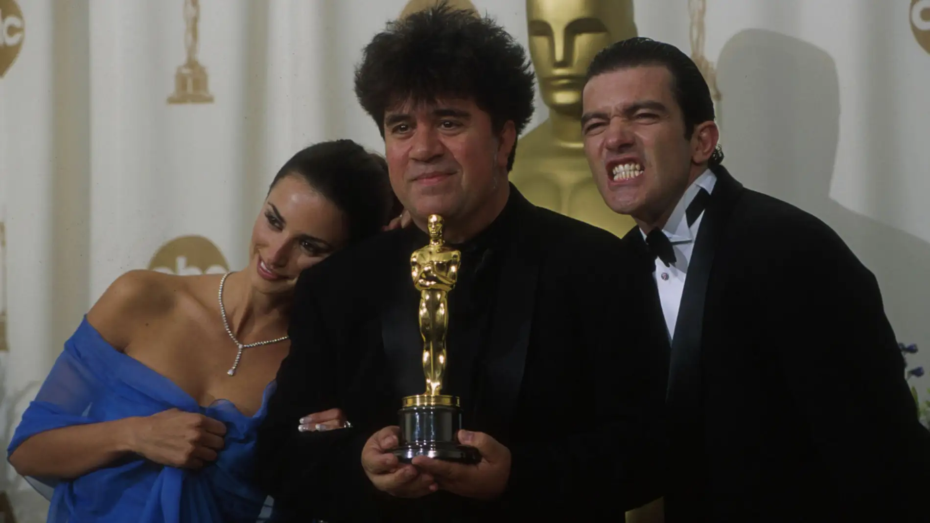 Penélope Cruz, Pedro Almodóvar y Antonio Banderas en los Oscar de 2000