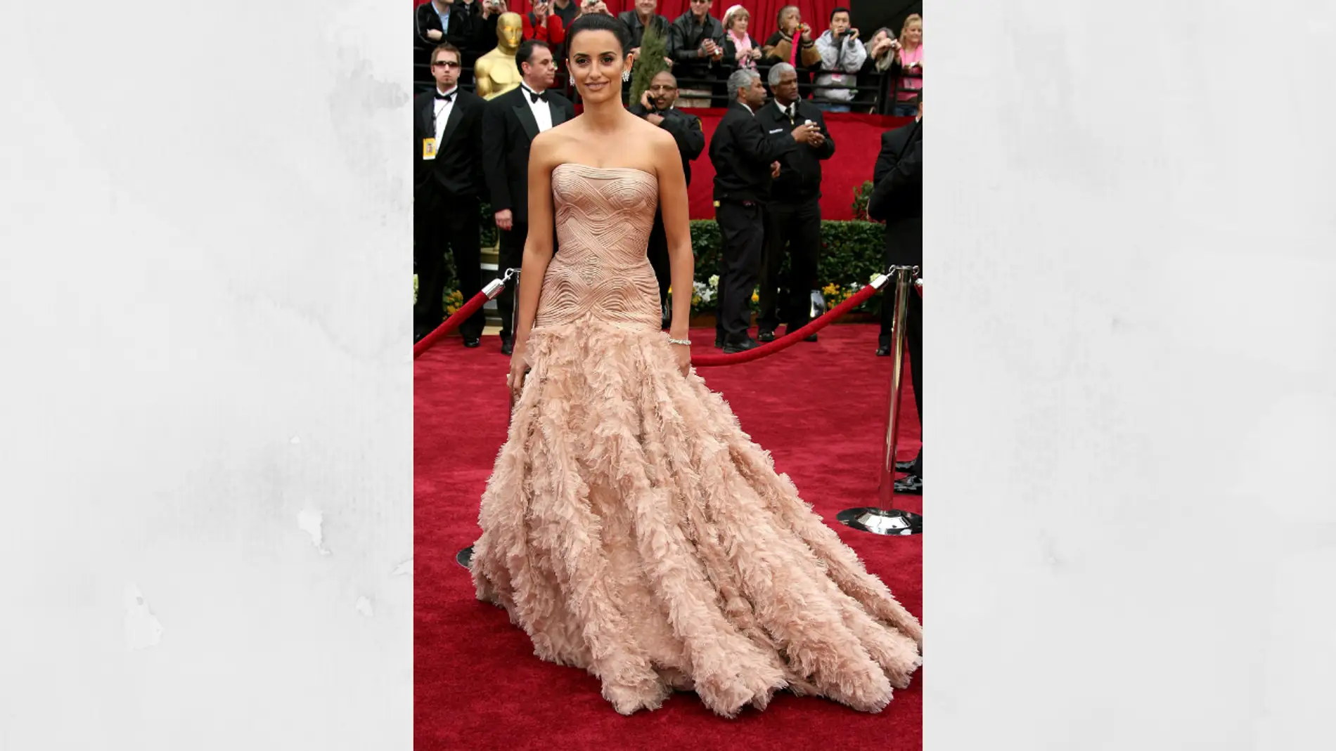 Penélope Cruz acudió a los Oscar 2007 con un diseño rosa empolvado de Versace